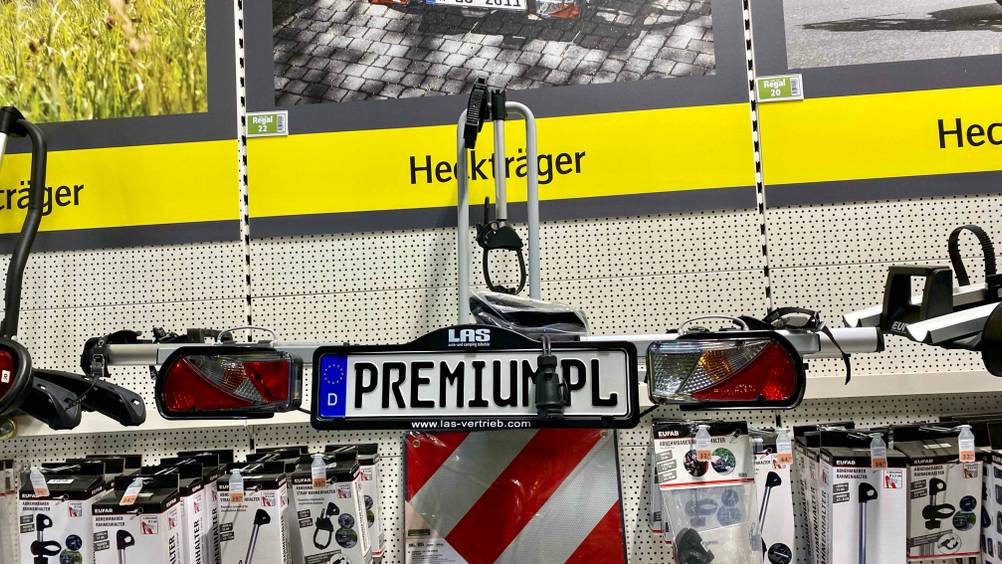 Ein getesteter Fahrradträger von vorne, aufgehängt in einer Verkaufsfläche, darunter andere Produkte.