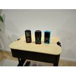 Die drei getesteten Laser-Entfernungsmesser stehen nebeneinander auf einem Rollwagen.