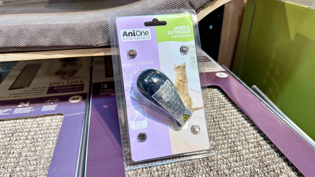 Ein getesteter Laserpointer für Katzen in der Originalverpackung auf anderen Artikeln.