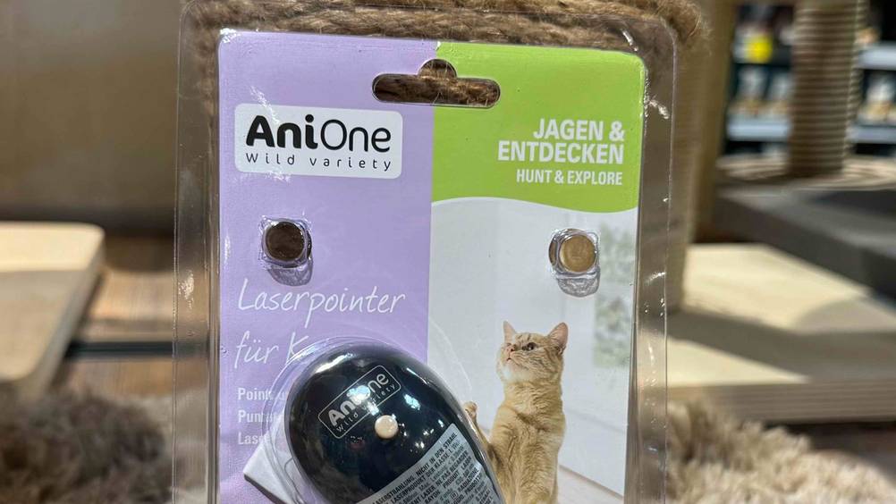 Laserpointer für Katzen getestet: Nahaufnahme der Verpackung mit Logo und Aritkelbezeichnung.