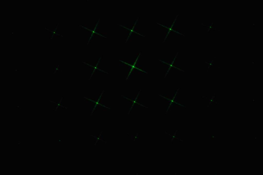 Laserpointer-Test: auf schwarzem Hintergrund ein grünes Laserpointer-Muster.