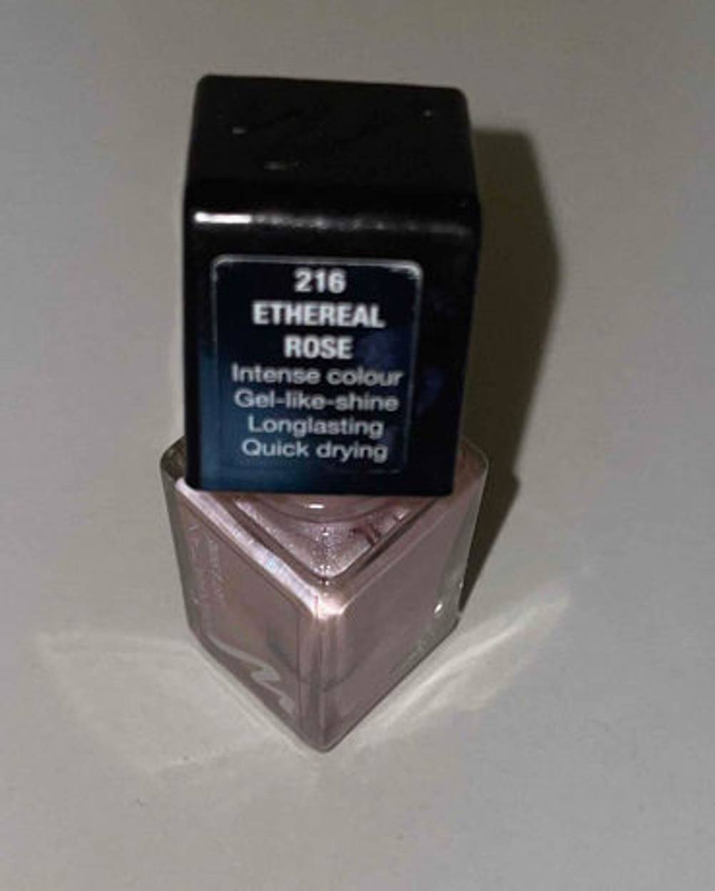 Nagellack getestet: Auf dem Deckel steht die Farbnummer und Farbe mit Hinweisen.