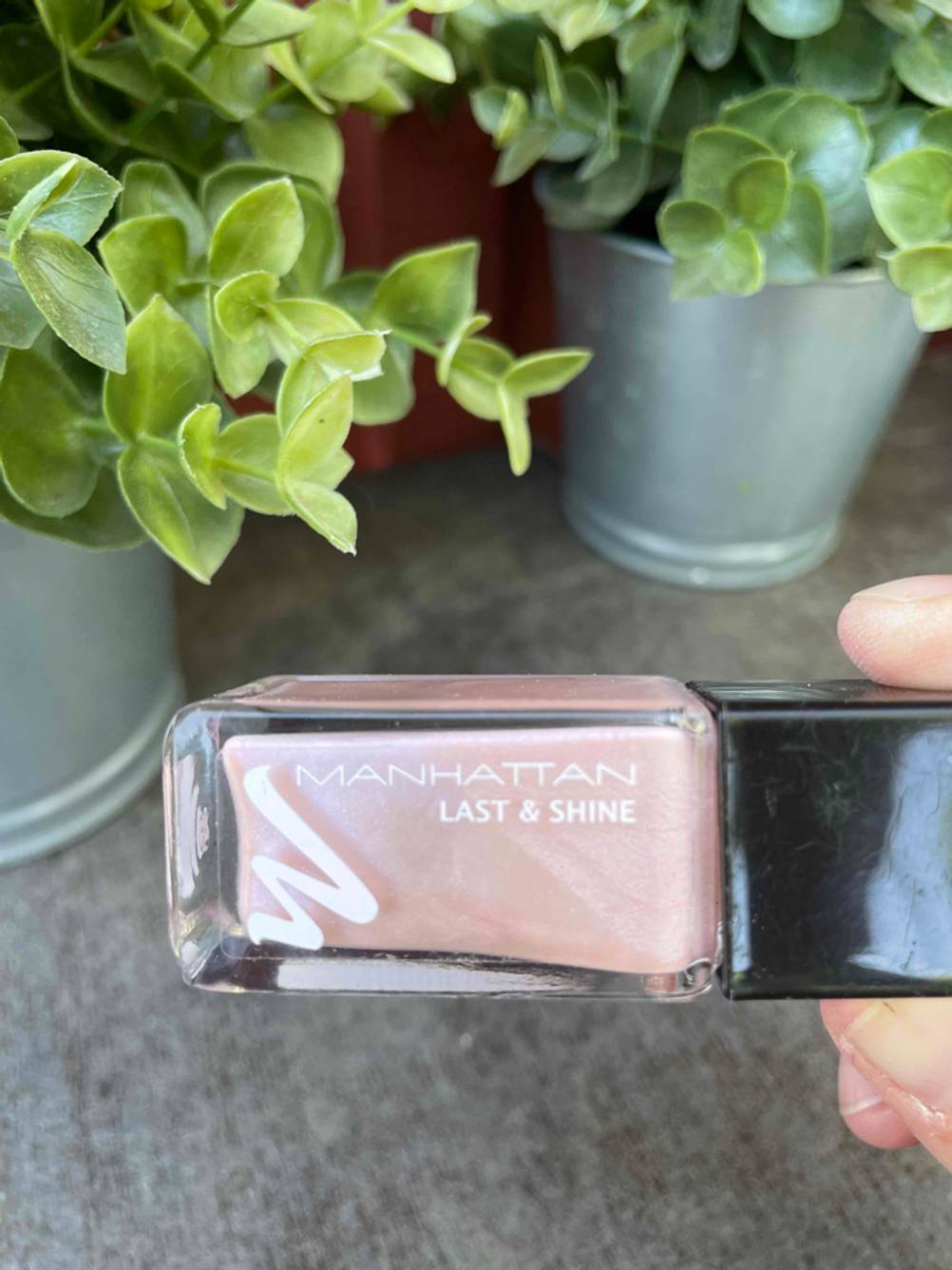 Detailansicht eines getesteten Fläschchens Nagellack, auf dem die Marke eingraviert ist.