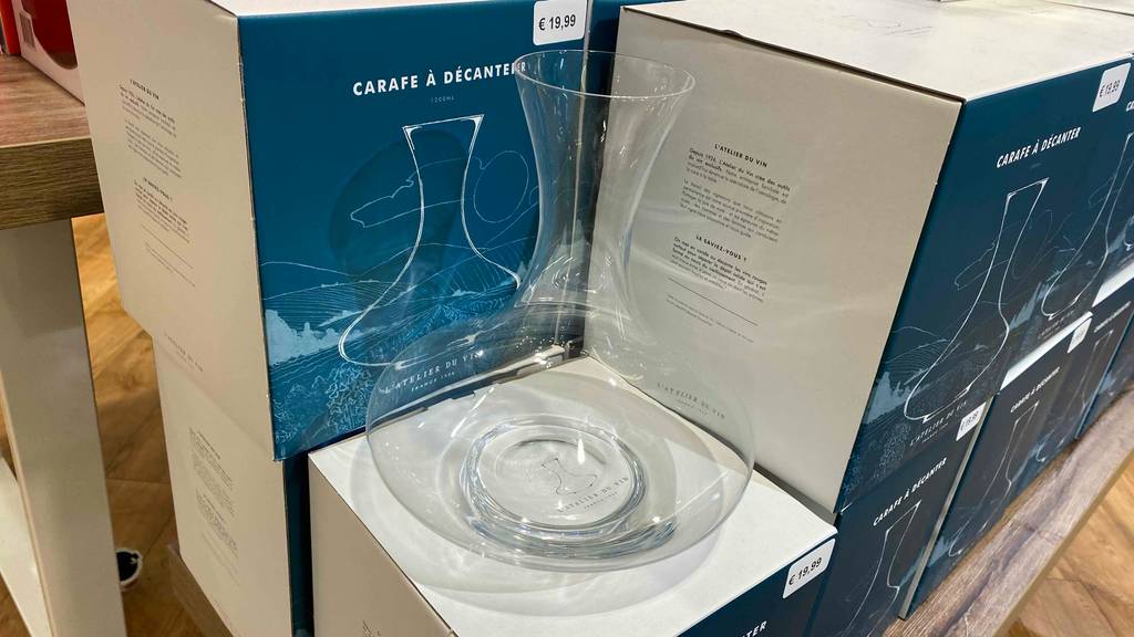 Getesteter Dekanter von L'Atélier Du Vin steht auf seiner Produkt-Verpackung.