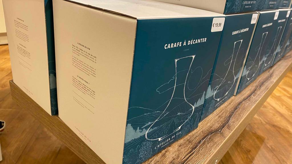 Dekanter-Test: Mehrere Verpackungen des Dekanters von L'Atélier Du Vin stehen auf einer Palette.