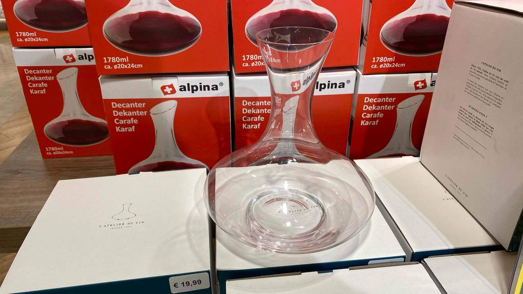 Dekanter im Test: L'Atélier-Du-Vin-Dekanter aus Glas steht auf seiner Verpackung mit Alpina-Dekanter-Verpackungen im Hintergrund.