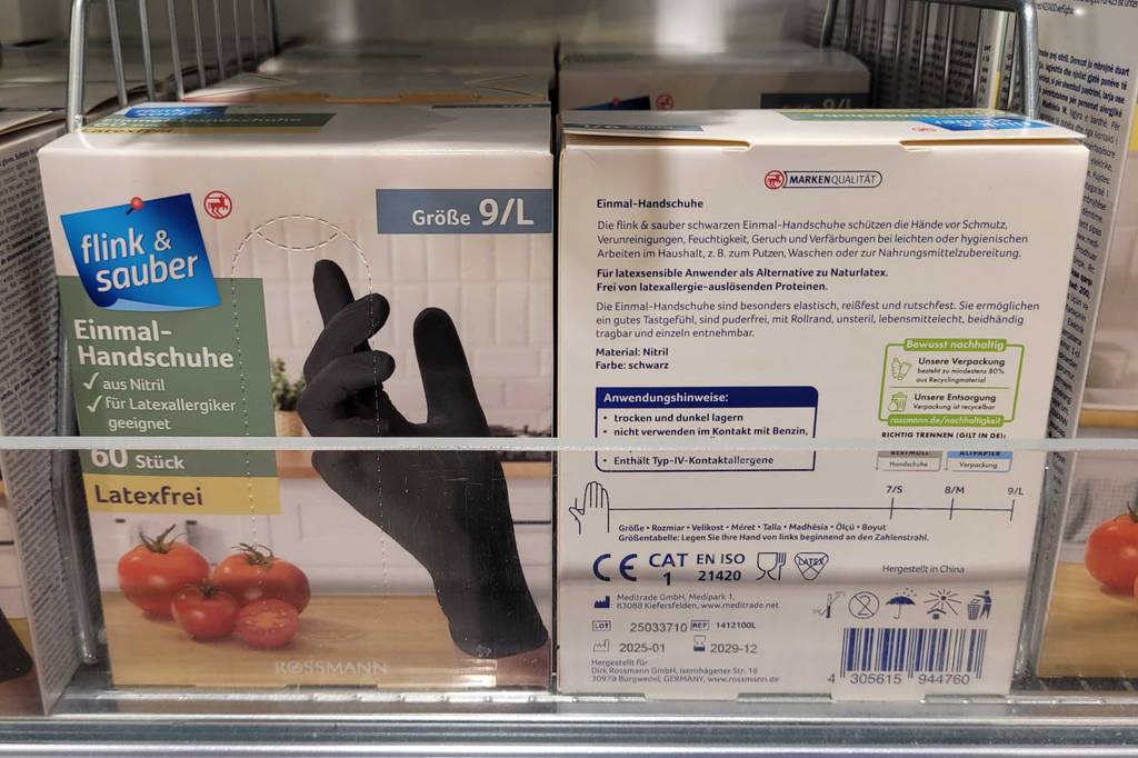 Eine Packung mit den getesteten Einmalhandschuhen in L steht in einem Verkaufsregal.