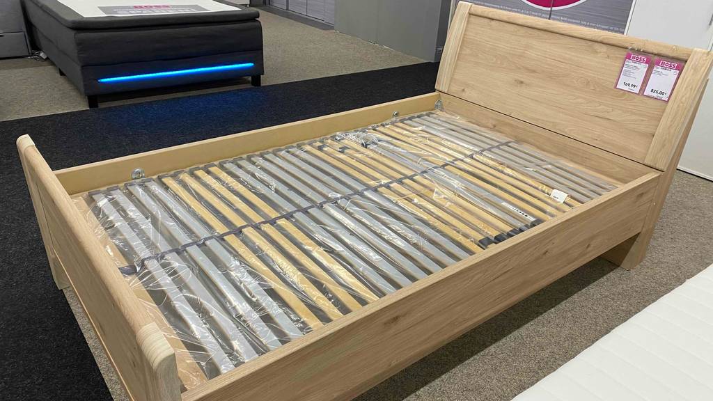 In einem Bett befindet sich ein getesteter Lattenrost-mit den Maßen 120x200 cm.