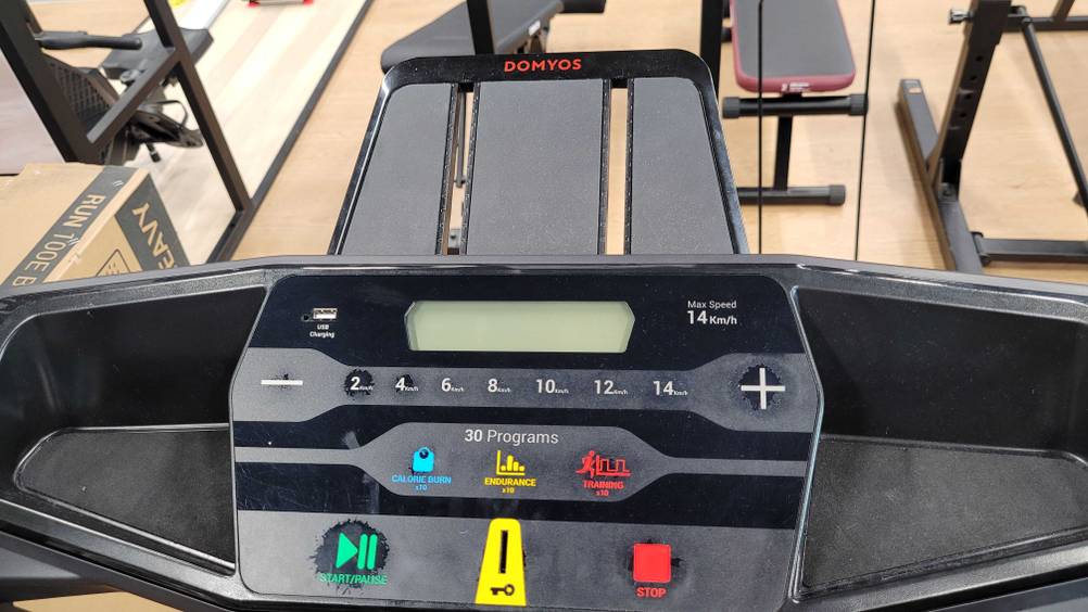 Getestet: Nahaufnahme des Displays, der Bedienelemente eines Laufbandes.