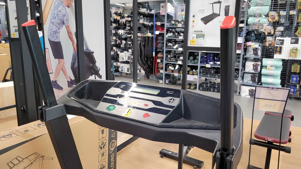 Laufband-Test: Detailaufnahme der Bedienelemente mit Display eines Laufbandes im Hintergrund andere Artikel.