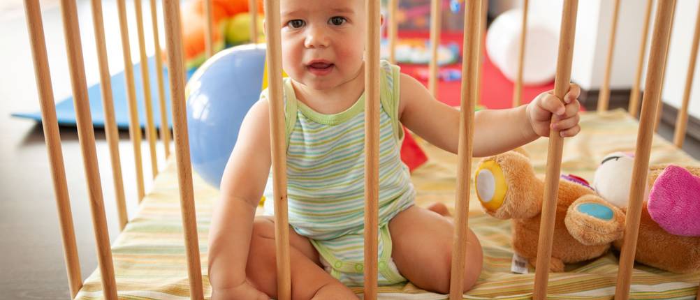 Laufgitter 100 x 100 im Test: Baby sitzt in Holz-Laufgitter