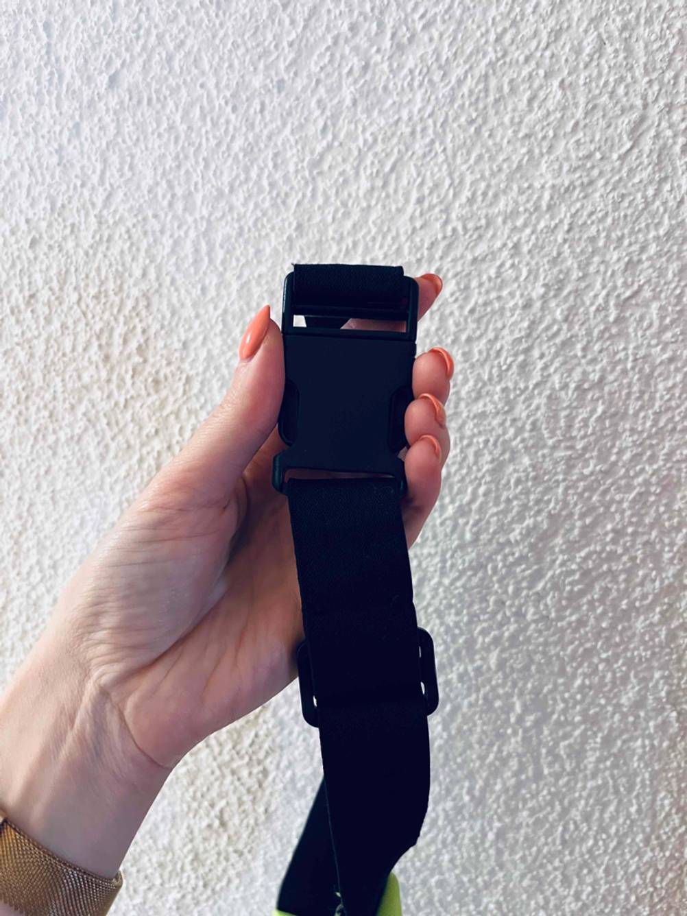 Laufgürtel getestet: Nahaufnahme der Verschlussschnalle von einer Hand gehalten.