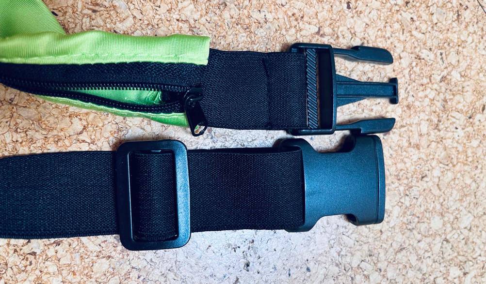 Detailansicht des Klick-Verschlusses eines getesteten Laufgürtels.