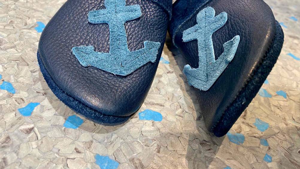 Maritimes Design mit Ankermotiven auf den blauen dm-Alana-Lauflernschuhen