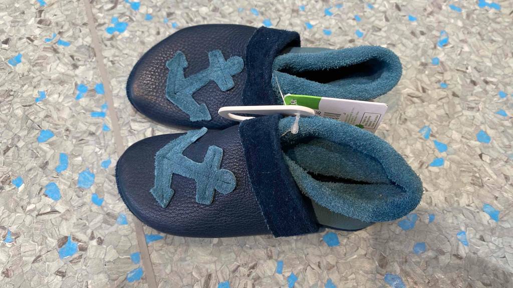 Blaue Lauflernschuhe mit Fütterung.