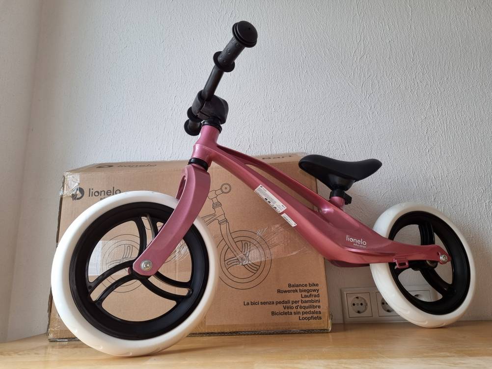 Laufrad-Test: ein Fahrrad von Lionelo lehnt am Verpackungskarton an