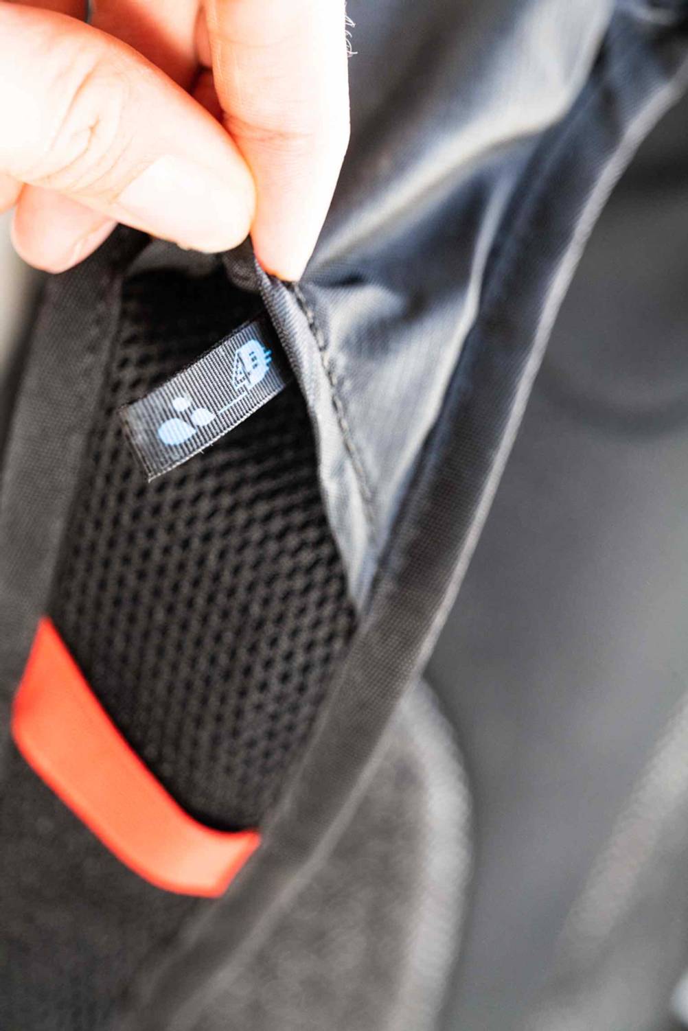Im Test: Nahaufnahme eines Labels an einem Laufrucksack.