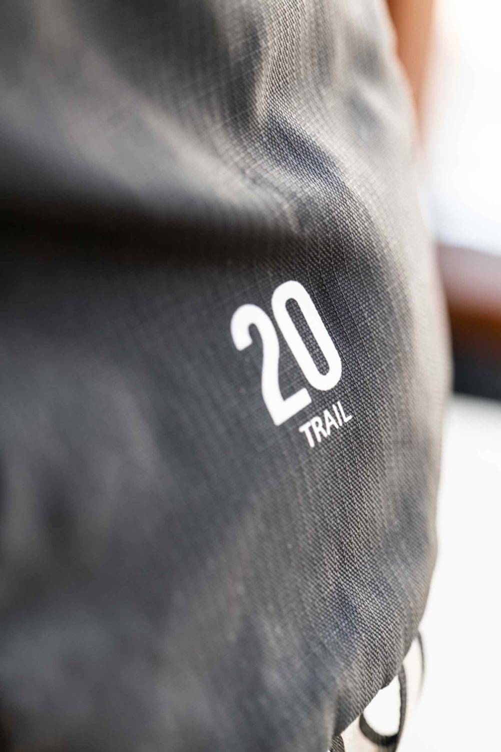 Nahaufnahme des Aufdrucks '20 Trail' auf einem getesteten Laufrucksacks.