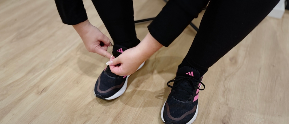 Die Damen-Laufschuhe von Adidas werden anprobiert.