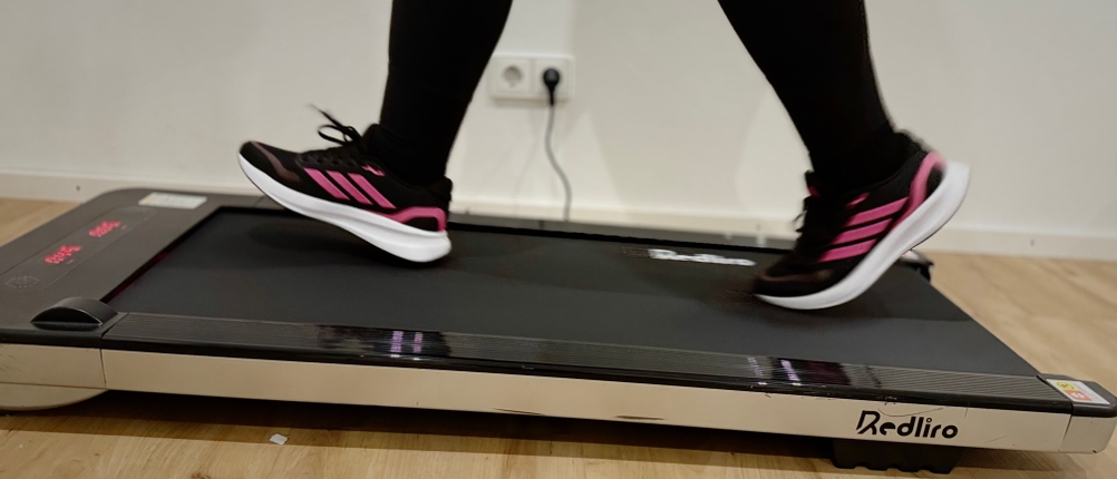 Der Damen-Laufschuh Runfalcon 5 von Adidas wird auf dem Laufband getestet.