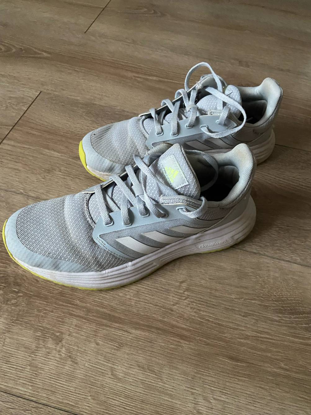 Die getesteten Laufschuhe Damen auf einem Holzboden.