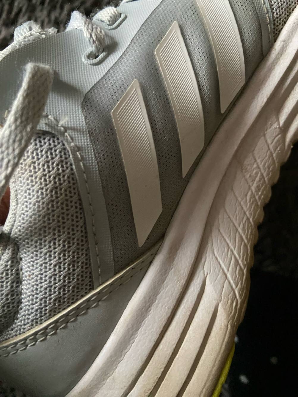 Laufschuhe Damen im Test: Nahaufnahme der Oberfläche der Schuhe.