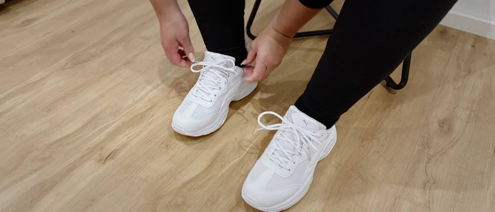 Die Damen-Laufschuhe von Puma werden anprobiert.