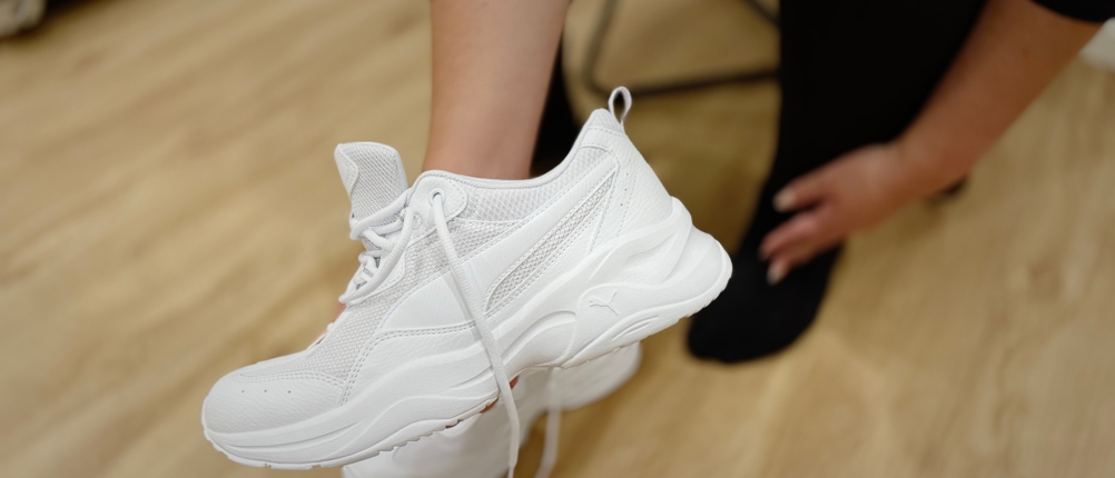 Der Puma Cilia Lux wird in der Luft gehalten und ist detailliert von der Seite zu sehen.