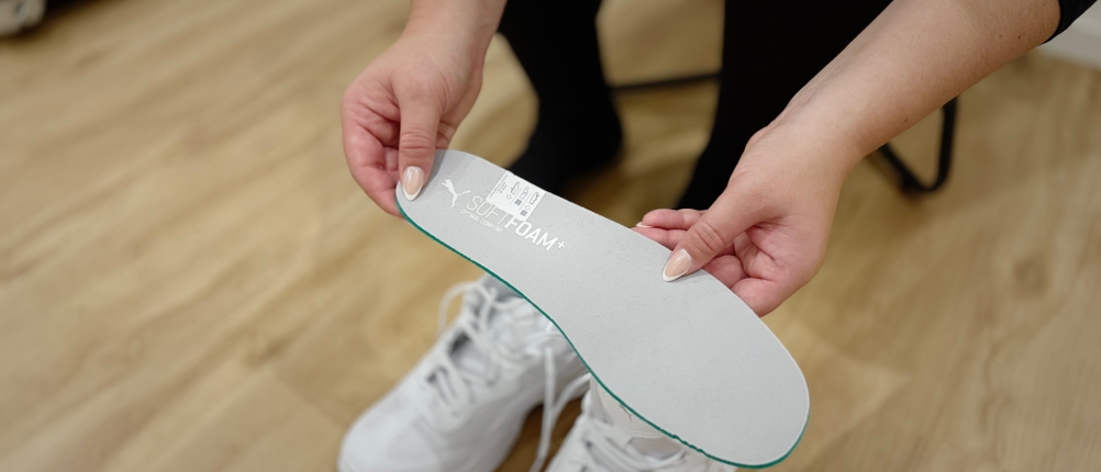 Jemand hält die Softfoam-Einlegesohle in der Hand, die aus dem Puma Laufschuh stammt.