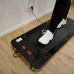 Der Puma Cilia Lux auf dem Laufband bei gemächlichem Tempo.