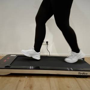 Der Puma Cilia Lux auf dem Laufband bei schnellerem Joggen.