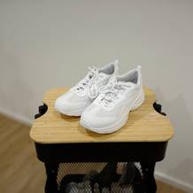 Die Puma Damen-Laufschuhe stehen ordentlich auf einem Rollwagen.