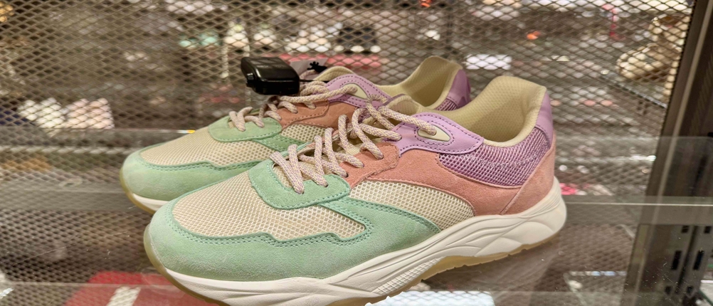 Seitenansicht der getesteten Laufschuhe Damen auf einem Glasregal.