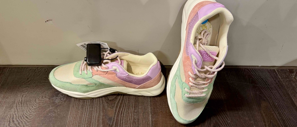 Laufschuhe Damen getestet: Vor einer hellen Wand stehen zwei Schuhe, einer horizontal, einer lehnt an der Wand.