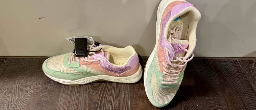 Laufschuhe Damen getestet: Vor einer hellen Wand stehen zwei Schuhe, einer horizontal, einer lehnt an der Wand.