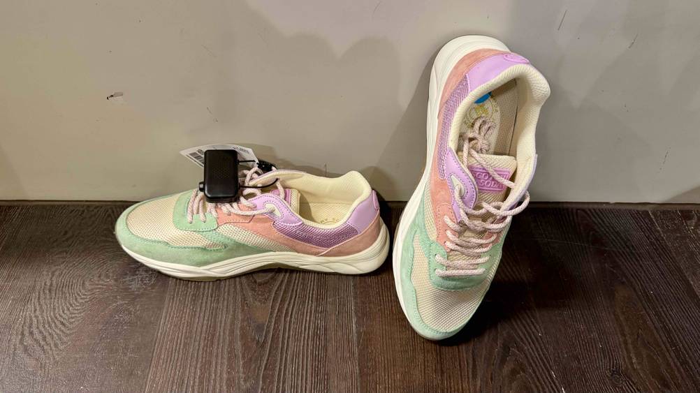 Laufschuhe Damen getestet: Vor einer hellen Wand stehen zwei Schuhe, einer horizontal, einer lehnt an der Wand.