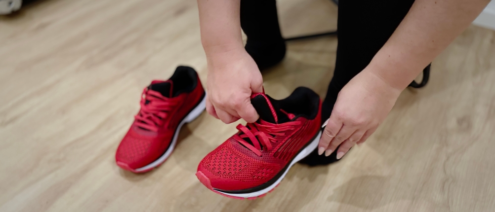 Der Unisex Laufschuh von Whitin wird anprobiert.