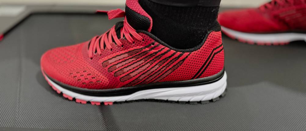 Der Laufschuh von Whitin mit seiner Mesh-Oberfläche im Detail.