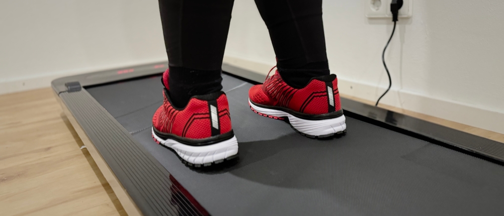 Die Laufschuhe von Whitin sind auf dem Laufband stehend von hinten zu sehen.