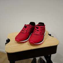 Die Whitin Damen-Laufschuhe stehen ordentlich auf einem Rollwagen.