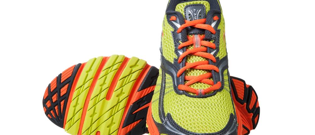 Laufschuhe für Damen im Test: ein Paar Laufschuhe übereinander, einmal Sohle und einmal Front sichtbar