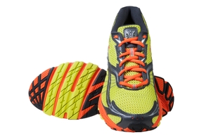 Laufschuhe für Damen im Test: ein Paar Laufschuhe übereinander, einmal Sohle und einmal Front sichtbar