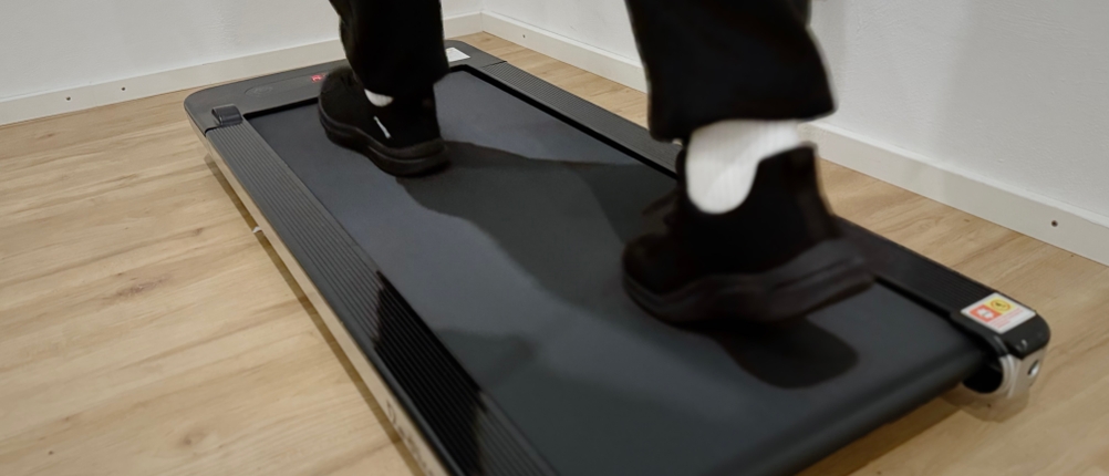 Eine Person läuft auf einem Laufband und trägt dabei Feethit Sneaker Laufschuhe.
