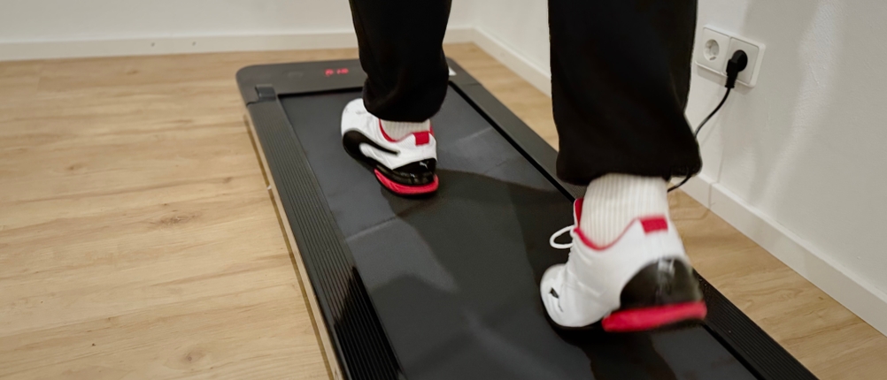 Eine Person läuft auf einem Laufband und trägt dabei Puma Tazon 6 FM Laufschuhe.