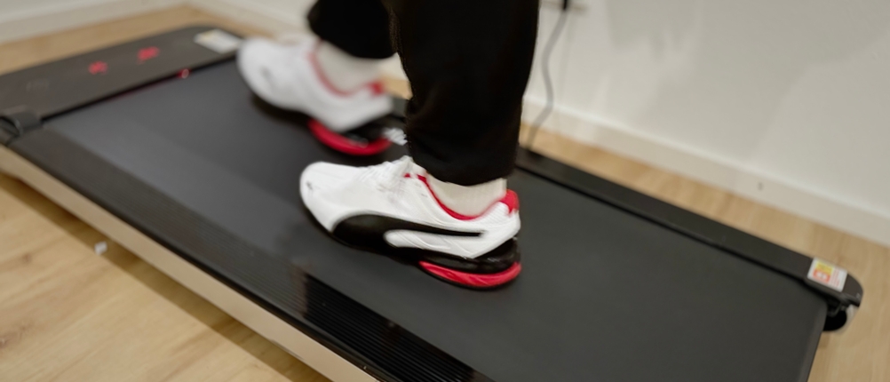 Eine Person steht auf einem Laufband und trägt dabei Puma Tazon 6 FM Laufschuhe.