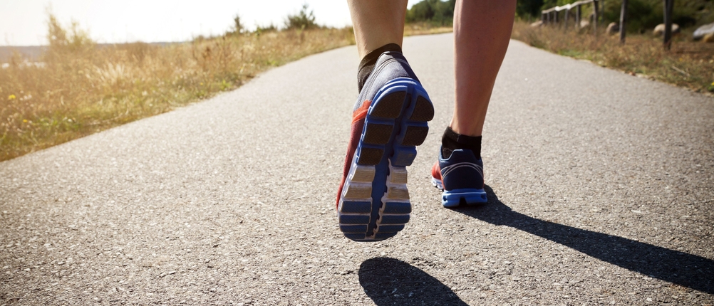 Nahansicht von Herren-Laufschuhen auf einer Straße, Ansicht von hinten