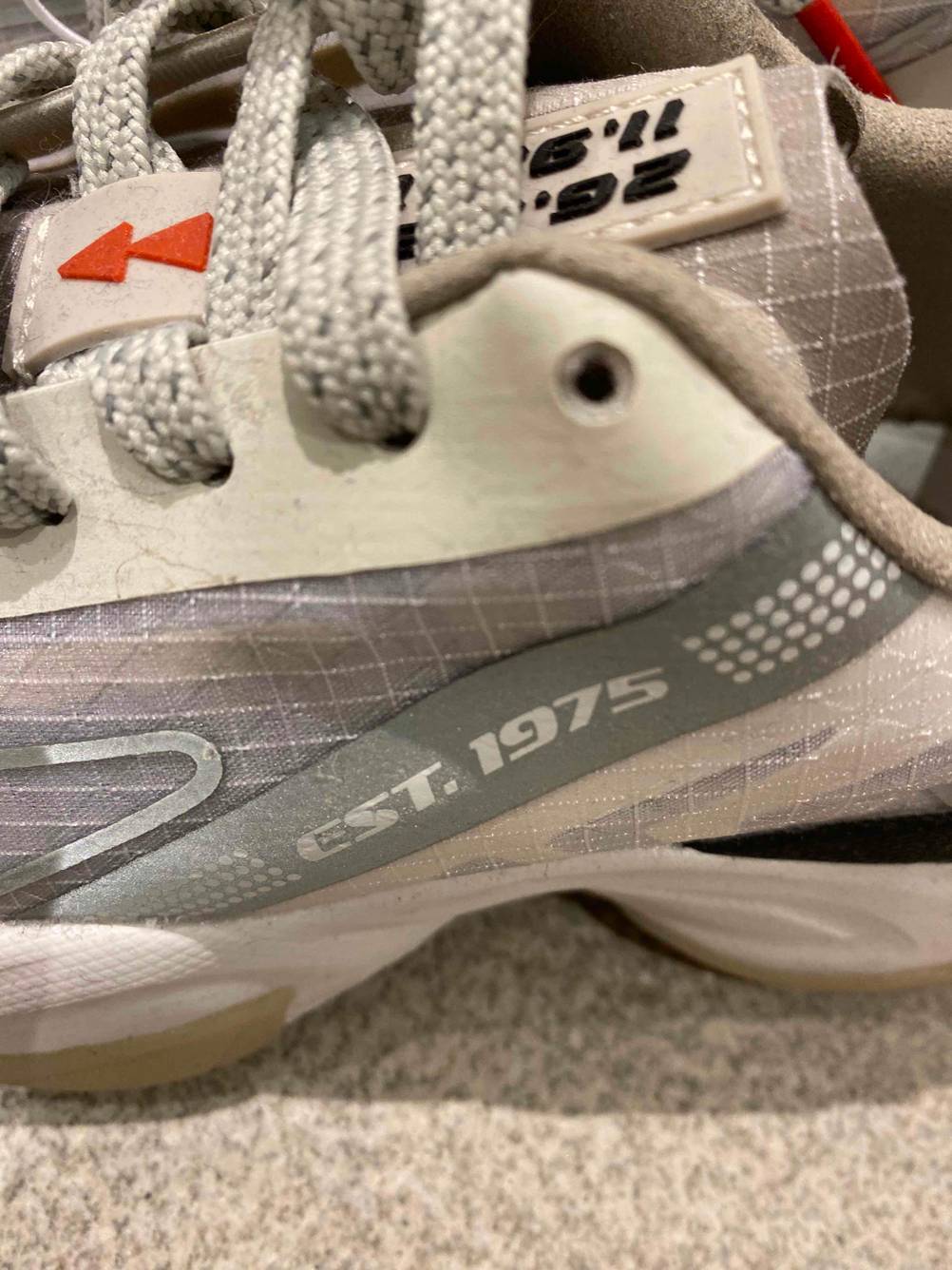 Laufschuhe für Kinder getestet: Detailaufnahme des Aufdrucks auf der Seite.