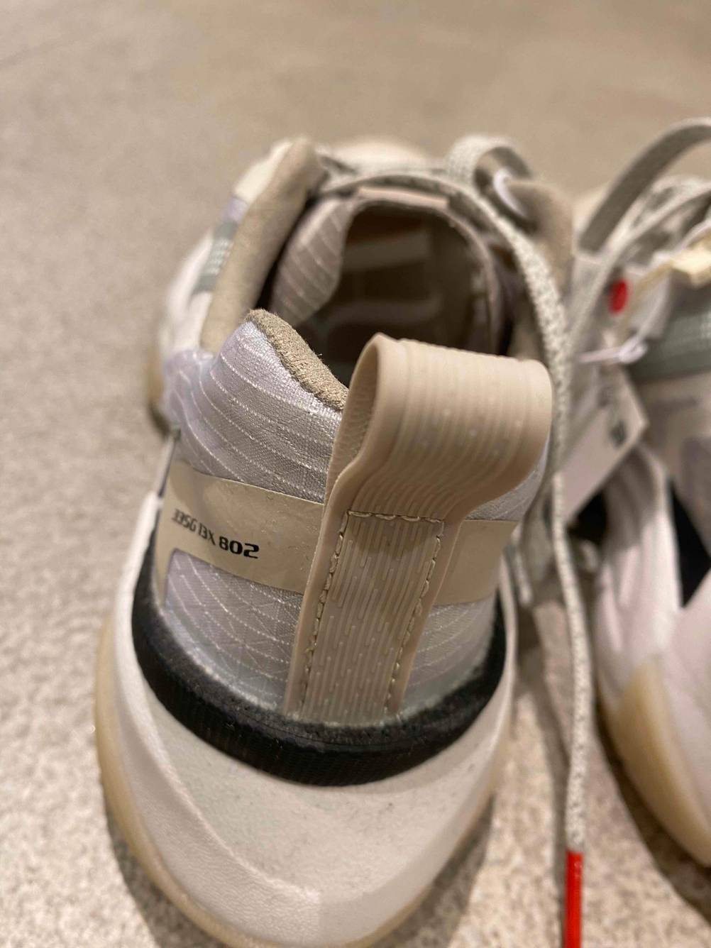 Nahaufnahme der Fersenlasche der getesteten Laufschuhe für Kinder.