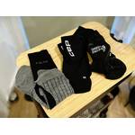 Die Laufsocken aller drei getesteten Marken, also Falke, Danish Endurance und CEP, liegen nebeneinander gefaltet auf einem Rollwagen.