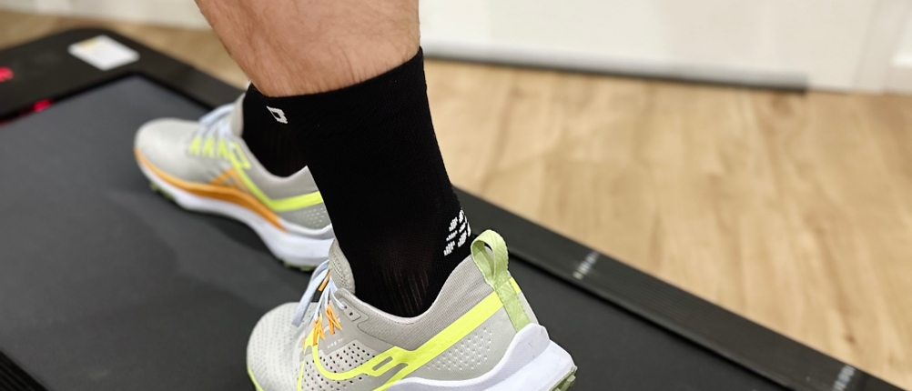 Die Laufsocken von CEP in Schuhen auf dem Laufband.